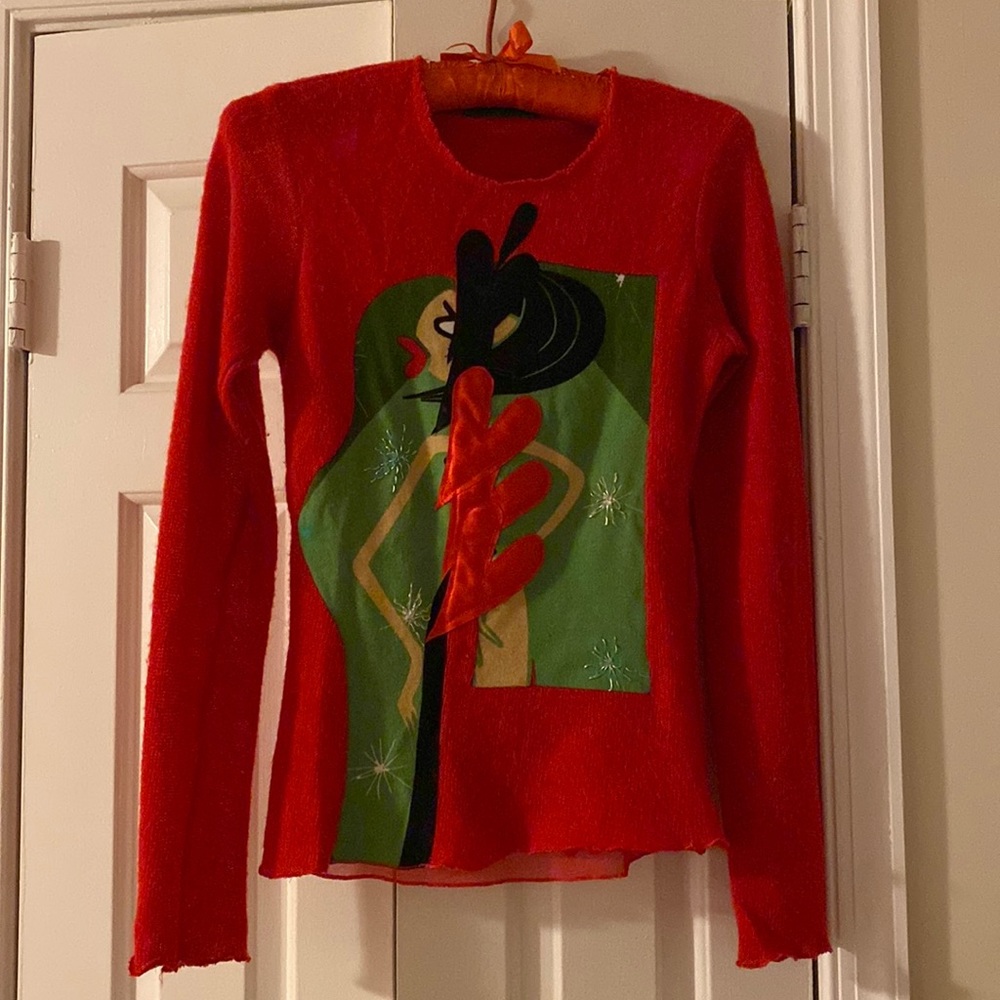 Gorgeous sweater top, very light fabric, the front have a lining